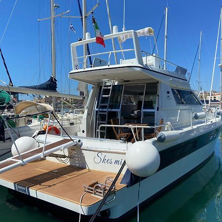 She'S Mine Yacht Hotel Катания Екстериор снимка